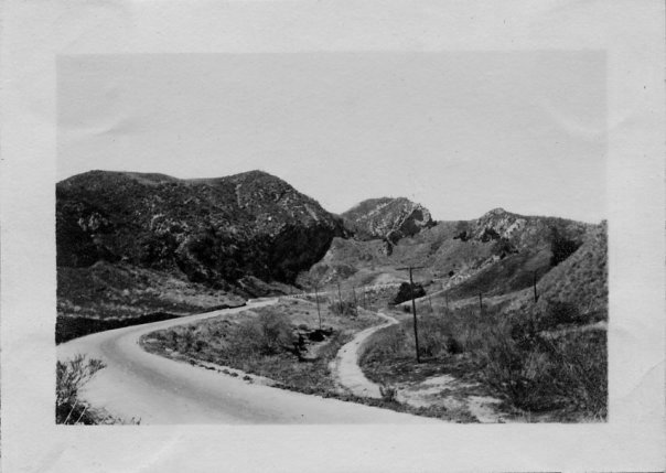 A view of the new road (now Sierra Highway) alongside the old road (now gone) in 1914.