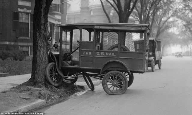 Even public servants weren't immune to accidents. An early mail truck came out loser in this battle with a tree on the tree-lined Commercial Avenue, Boston